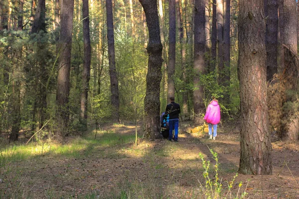 Eine Junge Familie Mit Einem Baby Kinderwagen Spaziert Tagsüber Auf — Stockfoto