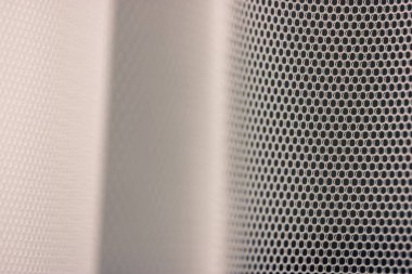 Penceredeki beyaz tülleri kapat