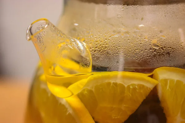 Hervidor Agua Vidrio Transparente Con Bebida Caliente Fragante Limonada Casera —  Fotos de Stock