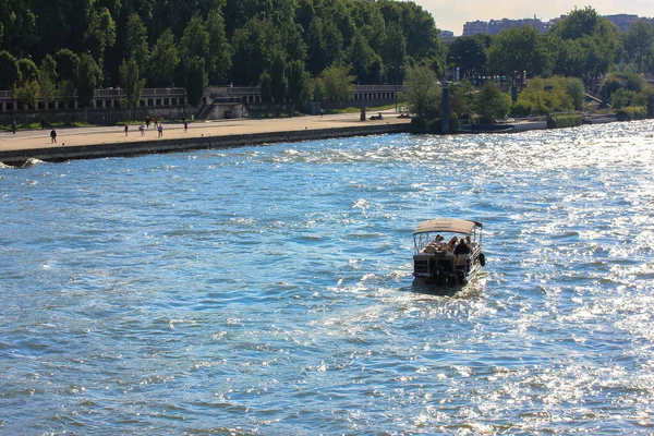 Sétálóhajó Emberekkel Szajna Folyón Párizsban Nyaralás Európában Turisták Sétálnak Folyó — Stock Fotó