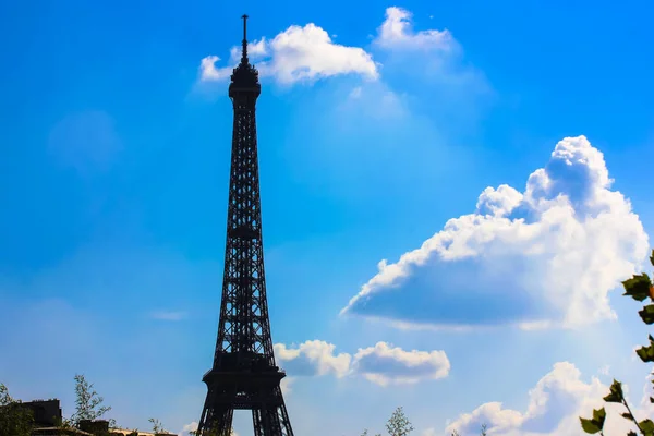 파리에 여름에 하늘을 배경으로 — 스톡 사진