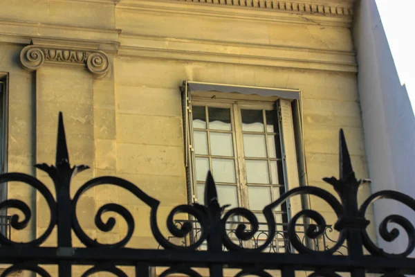 Keskin Kuleleri Cephesi Paris Bir Evin Penceresi Olan Metal Çitler — Stok fotoğraf