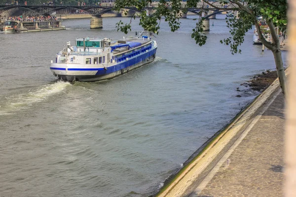Paris Teki Seine Nehri Nde Insanlarla Birlikte Yürüyen Bir Tekne — Stok fotoğraf