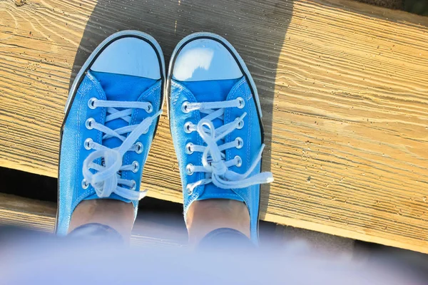 Спортивне Взуття Блакитні Кросівки Дерев Яному Мосту Біля Моря — стокове фото