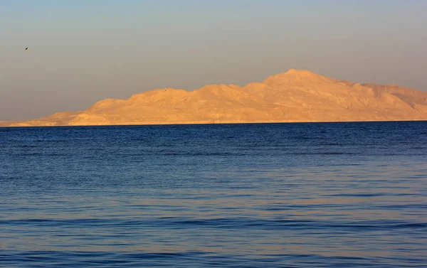 Gouden Contrastberg Ten Opzichte Van Zee Zonsondergang Het Resort Het — Stockfoto