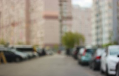 Şehrin dışına park etmiş arabalar, bulanık resimler.