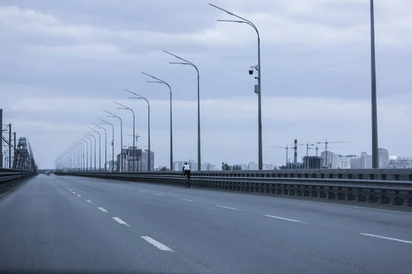 Ένας Ποδηλάτης Οδηγεί Ένα Άδειο Δρόμο Στην Πόλη — Φωτογραφία Αρχείου