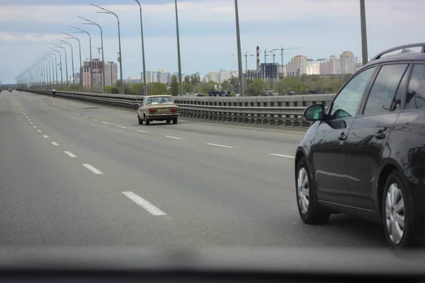 Estrada Meio Vazia Vários Carros Movendo Rodovia Cidade — Fotografia de Stock