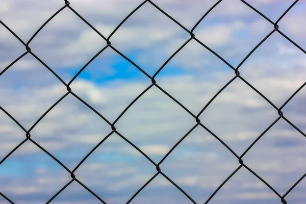 Kovová Mříž Pozadí Modré Oblohy Svoboda Nebo Zatčení — Stock fotografie