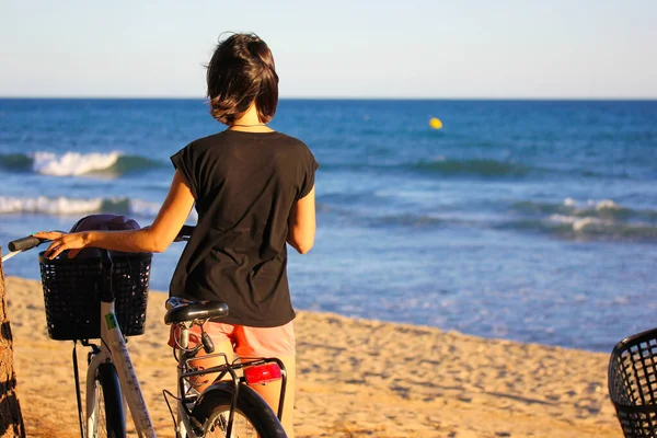 Girl Bike Stands Coast Looks Out Sea Summer — Stock Photo, Image