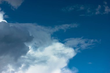 Yazın mavi gökyüzünde beyaz bulutlar: Cennet.