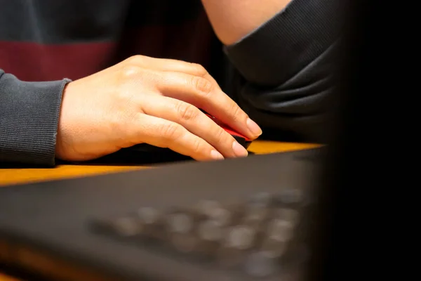 Κορίτσι Που Εργάζεται Στον Υπολογιστή Και Ένα Φλιτζάνι Καφέ Στο — Φωτογραφία Αρχείου