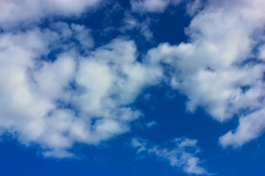 Yazın mavi gökyüzünde beyaz kabarık bulutlar