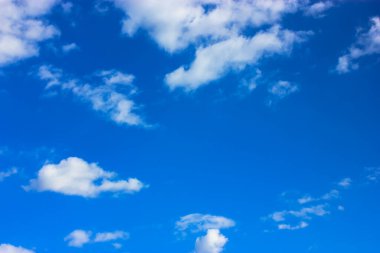 Yazın mavi gökyüzünde beyaz kabarık bulutlar