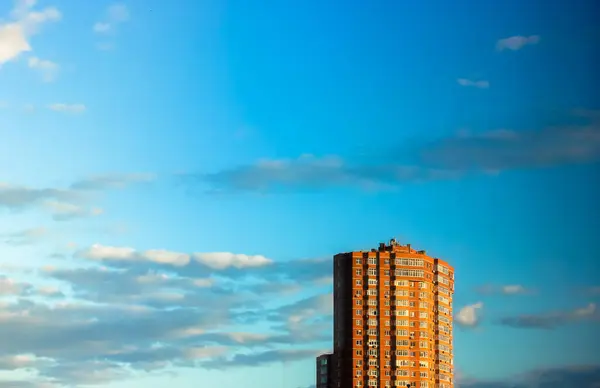 Vista Hasta Parte Superior Del Edificio Ladrillo Rojo Cielo Azul —  Fotos de Stock