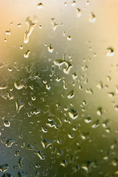 夏の天候でガラス上の雨の大滴 — ストック写真