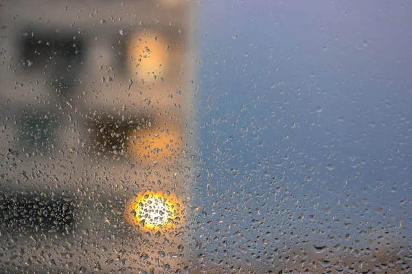 Gotas Lluvia Cruciales Sobre Vidrio Mal Tiempo Ciudad Edificio —  Fotos de Stock