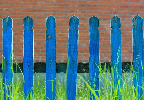 Cerca Azul Contra Fundo Uma Casa Vermelha Tijolo Aldeia Verão — Fotografia de Stock