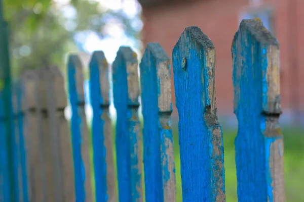 Блакитний Паркан Тлі Цегляного Червоного Будинку Селі Влітку — стокове фото