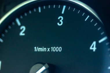 Otomobil gösterge paneli ve hız göstergesi ve ok sıfırda: otomobil duruyor.