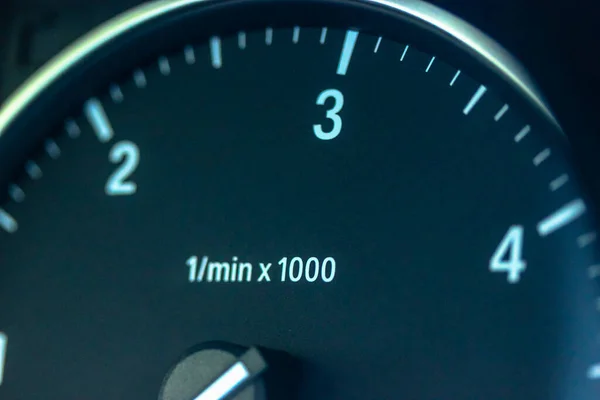 Autó műszerfal és sebességmérő és nyíl nullán: az autó áll. — Stock Fotó