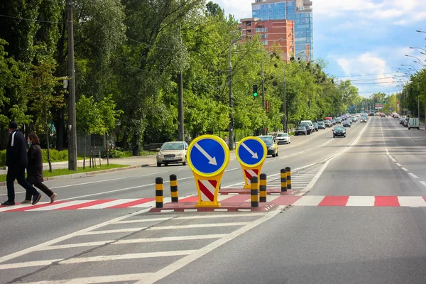 Um grupo de pessoas atravessando uma rua ao lado de uma estrada — Fotografia de Stock