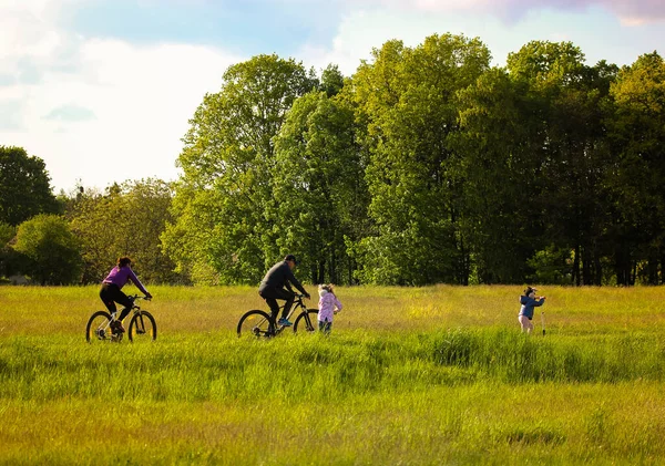 People riding bicycles on a road in summertime weekends and beautiful landscape — Stock Photo, Image