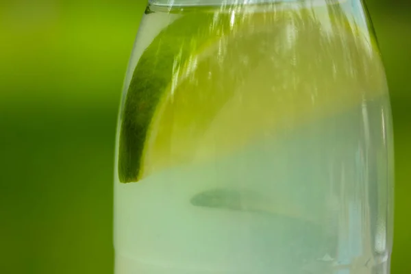 Limonádé Egy Üvegben Frissítő Ital Forró Nyári Napon — Stock Fotó