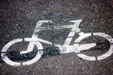 Asfaltta bisiklet tabelası: şehirde güvenli sürüş için bir bisiklet yolu