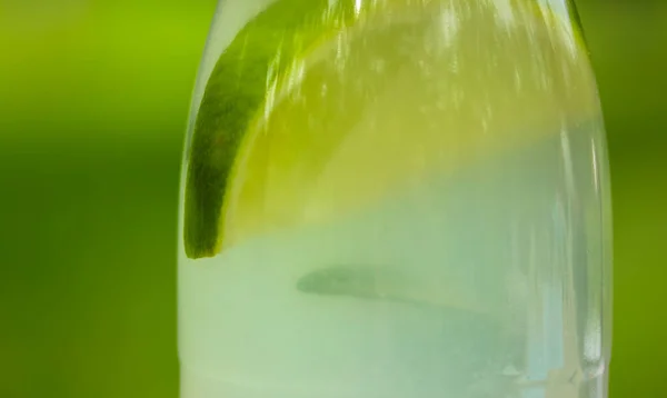 Limonada Uma Garrafa Plástico Uma Bebida Refrescante Dia Quente Verão — Fotografia de Stock