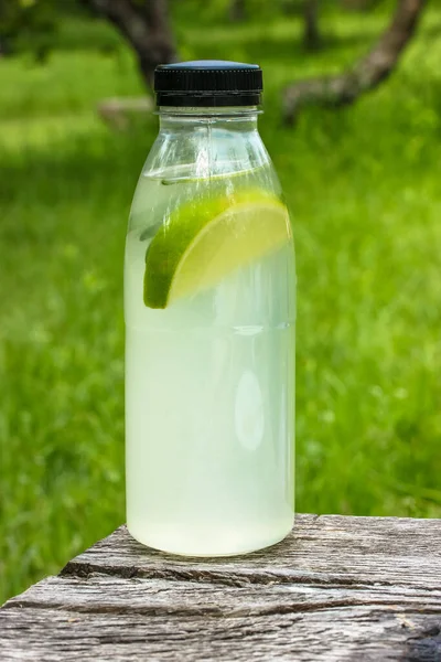 Limonade Der Plastikflasche Ein Erfrischendes Getränk Heißen Sommertagen — Stockfoto