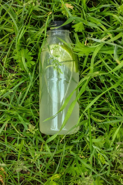 Limonade Einer Plastikflasche Auf Dem Rasen Ein Erfrischendes Getränk Heißen — Stockfoto