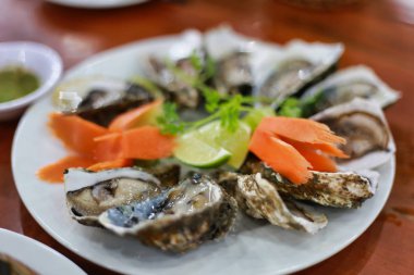 Taze istiridyeler yenilebilir ve Vietnam pazarından kolayca satın alınabilir..