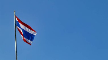 Tayland bayrağının üç rengi vardır: kırmızı, beyaz ve mavi..