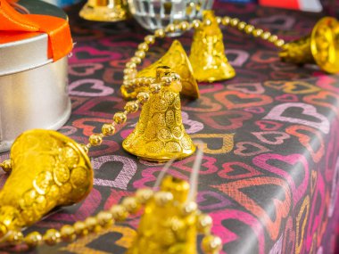 Bell süslenmiş Noel ağacı.