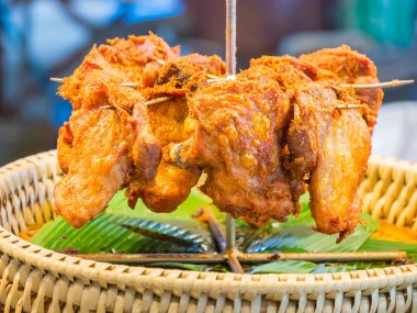 Kızarmış tavuk muz yaprakları