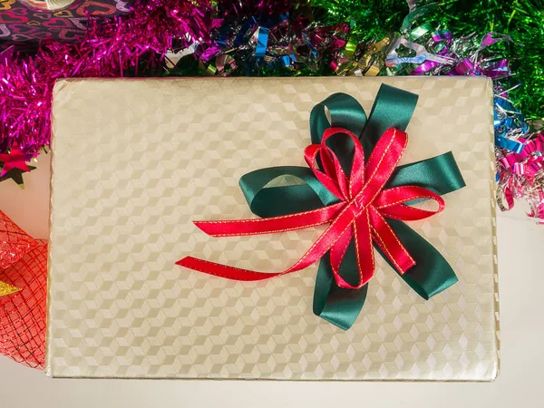Hediye kutusu ile Noel ağacı dekore edilmiştir.