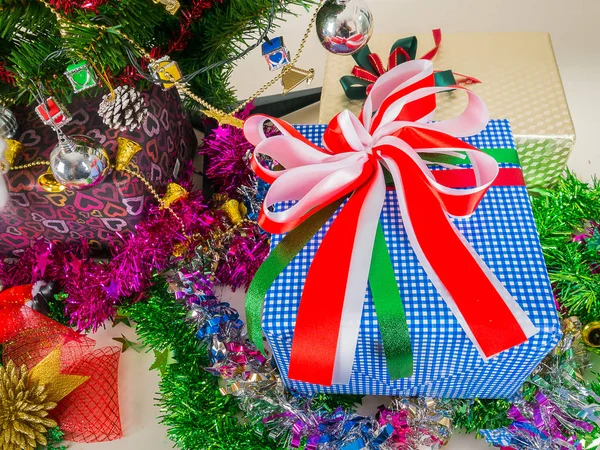 Hediye kutusu ile Noel ağacı dekore edilmiştir.