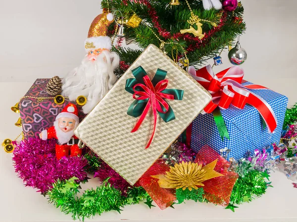 Hediye kutusu ile Noel ağacı dekore edilmiştir.