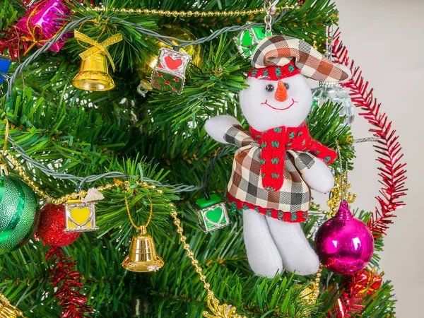 Kar adam ve aksesuarları ile Noel ağacı dekore edilmiş