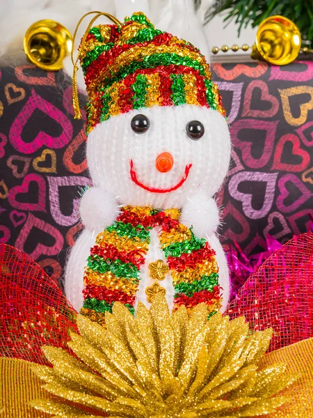 Kar adam ve aksesuarları ile Noel ağacı dekore edilmiş