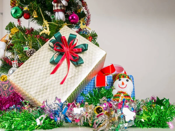 Hediye kutusu ile Noel ağacı dekore edilmiştir.