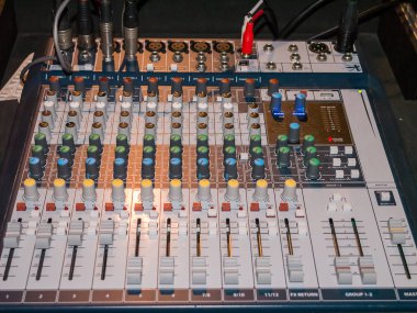 Profesyonel ses karıştırma konsol Fader ile ve düğme ayarlama