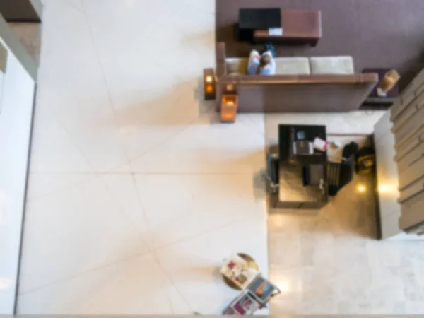 Bulanık, otel resepsiyonist şu anda müşteriler hizmet vermektedir.