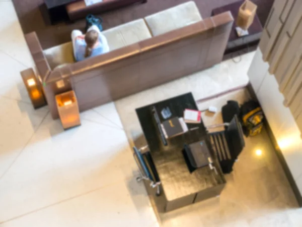 Bulanık, otel resepsiyonist şu anda müşteriler hizmet vermektedir.