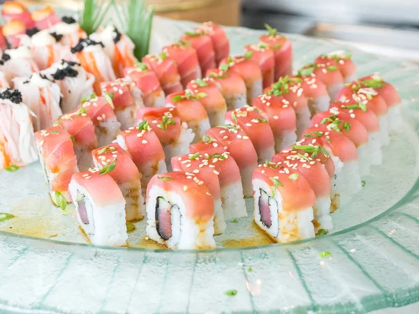 Suşi Japon yemekleri güzel bir cam tabakta düzenlenmiş.