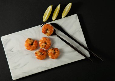 Mermer tabakta kaplan karidesi ve limon