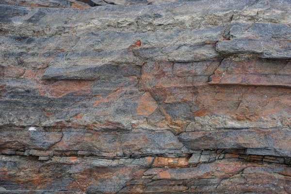 La consistenza delle rocce sottomarine settentrionali con bassa marea — Foto Stock