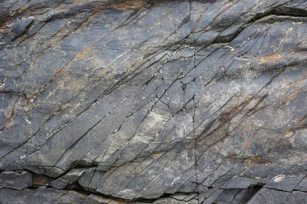 La consistenza delle rocce sottomarine settentrionali con bassa marea — Foto Stock