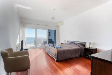 Yatak odası otel deniz manzaralı ve tv